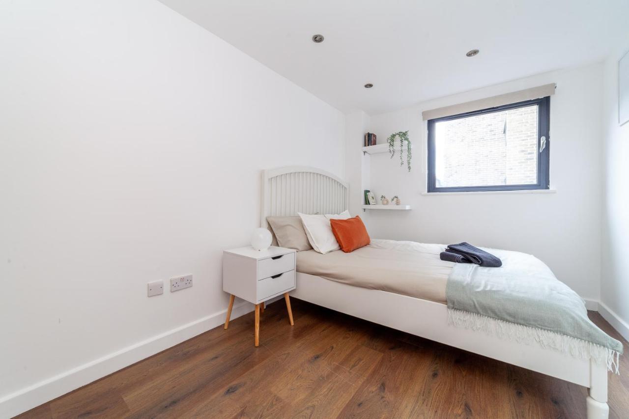 Arte - 3-bed 3-bath Nordic Style Minimalistic Flat, Hackney Downs Station 2 Min Walk, Great Location, Parking, Weekly Or Monthly Stays, Serviced - 6 People London