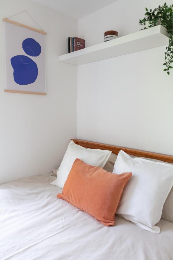 Apartment Arte - 3-bed 3-bath Nordic Style Minimalistic Flat, Hackney Downs Station 2 Min Walk, Great Location, Parking, Weekly Or Monthly Stays, Serviced - 6 People London