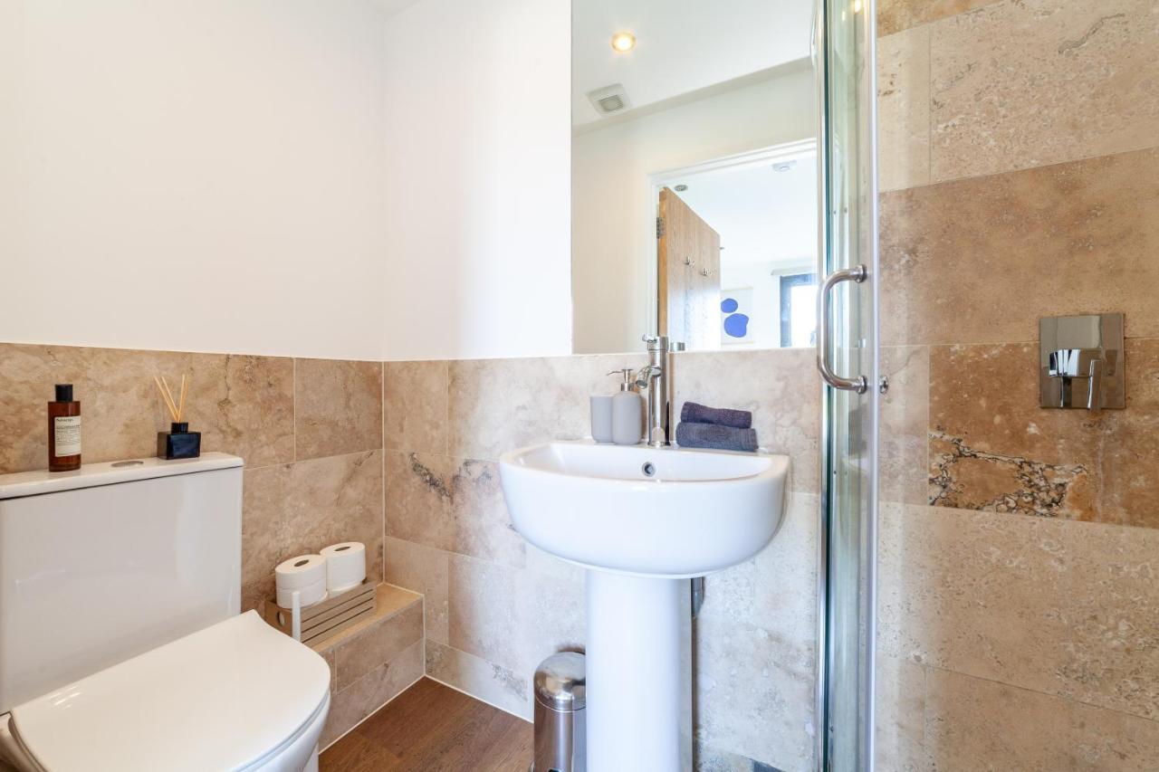 Arte - 3-bed 3-bath Nordic Style Minimalistic Flat, Hackney Downs Station 2 Min Walk, Great Location, Parking, Weekly Or Monthly Stays, Serviced - 6 People Apartment London