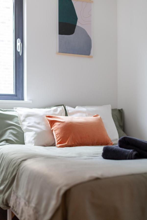Arte - 3-bed 3-bath Nordic Style Minimalistic Flat, Hackney Downs Station 2 Min Walk, Great Location, Parking, Weekly Or Monthly Stays, Serviced - 6 People London