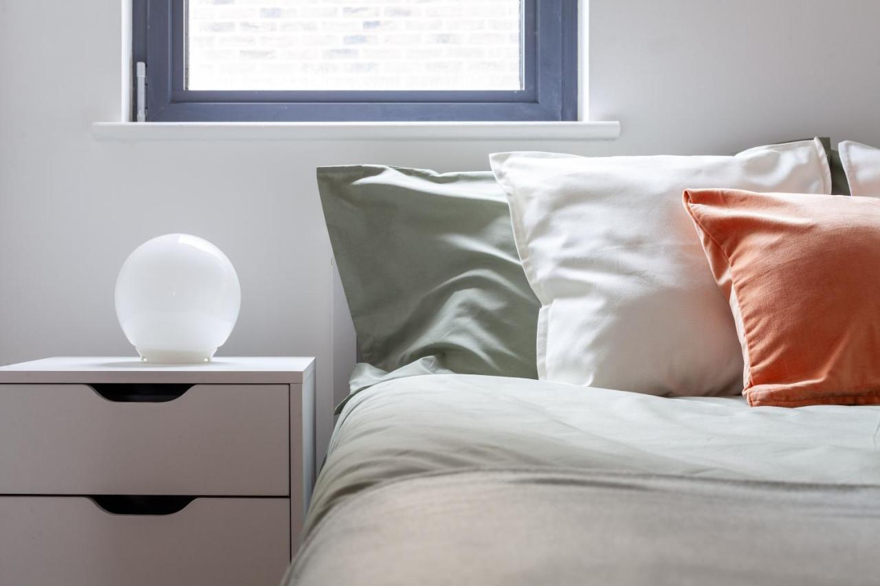 Arte - 3-bed 3-bath Nordic Style Minimalistic Flat, Hackney Downs Station 2 Min Walk, Great Location, Parking, Weekly Or Monthly Stays, Serviced - 6 People Apartment