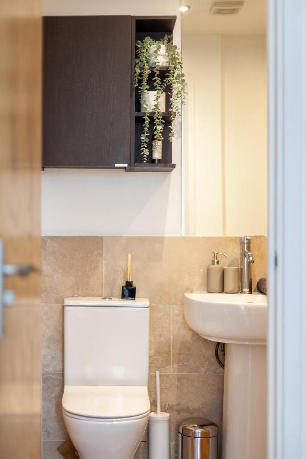 Arte - 3-bed 3-bath Nordic Style Minimalistic Flat, Hackney Downs Station 2 Min Walk, Great Location, Parking, Weekly Or Monthly Stays, Serviced - 6 People Apartment London