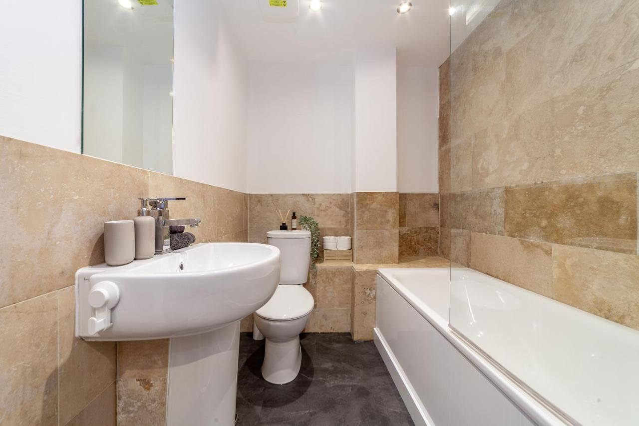 Arte - 3-bed 3-bath Nordic Style Minimalistic Flat, Hackney Downs Station 2 Min Walk, Great Location, Parking, Weekly Or Monthly Stays, Serviced - 6 People Apartment *