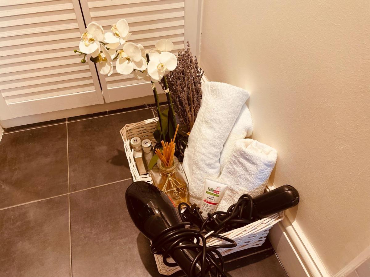 Homely 2 Levels Flat W Private Garden * Londen