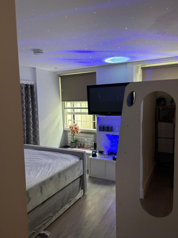 Quarto em Acomodações Particulares Beautiful Double In A Location Next To Various Tube Stations With Breakfast And Yoga Options Available On Site