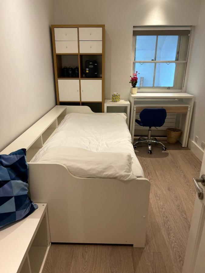 Quarto em Acomodações Particulares Beautiful Double In A Location Next To Various Tube Stations With Breakfast And Yoga Options Available On Site *