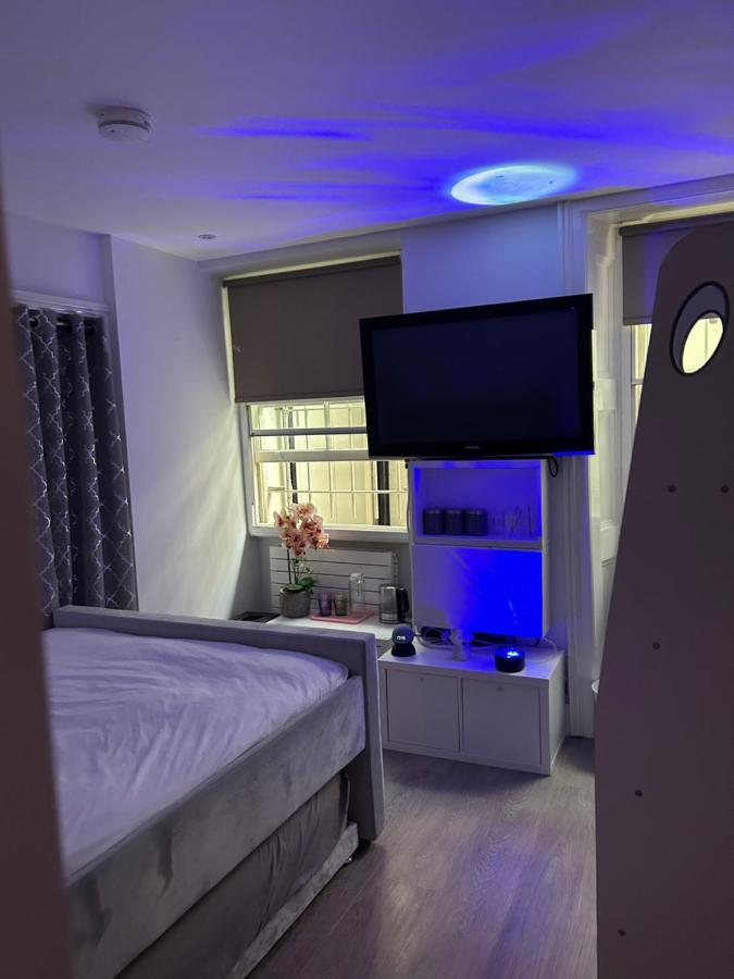 Beautiful Double In A Location Next To Various Tube Stations With Breakfast And Yoga Options Available On Site Quarto em Acomodações Particulares Londres