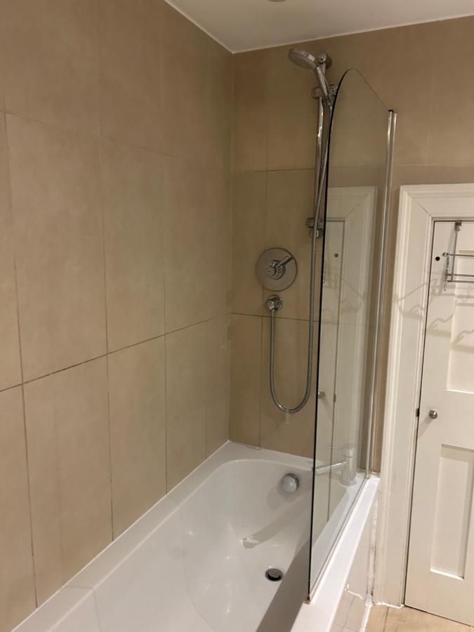Beautiful Double In A Location Next To Various Tube Stations With Breakfast And Yoga Options Available On Site Londres