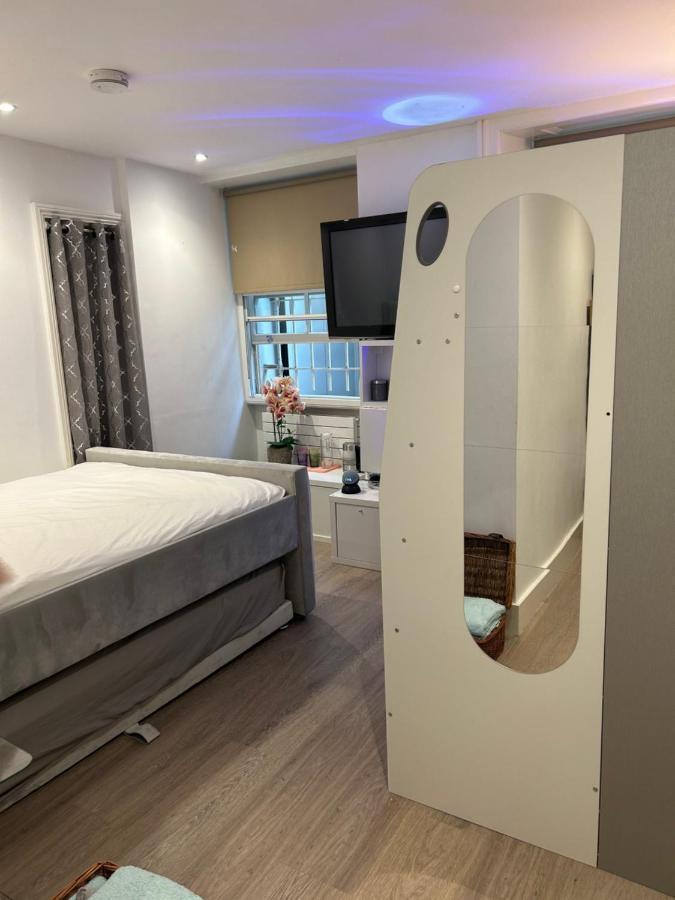 Quarto em Acomodações Particulares Beautiful Double In A Location Next To Various Tube Stations With Breakfast And Yoga Options Available On Site *