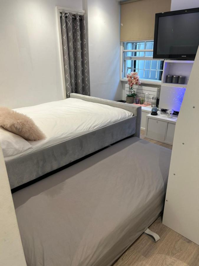 Beautiful Double In A Location Next To Various Tube Stations With Breakfast And Yoga Options Available On Site