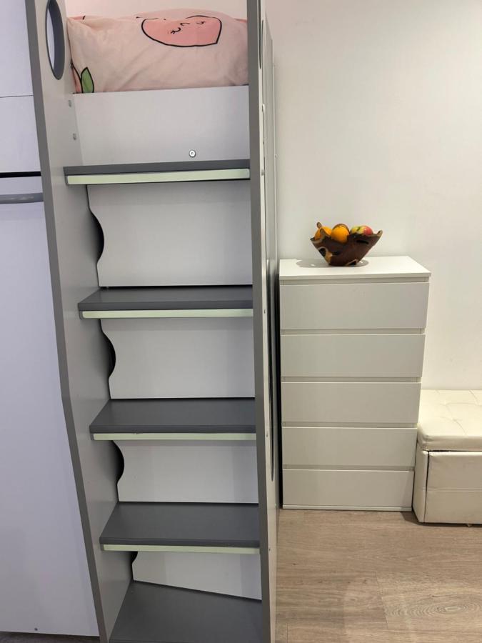 Quarto em Acomodações Particulares Beautiful Double In A Location Next To Various Tube Stations With Breakfast And Yoga Options Available On Site *