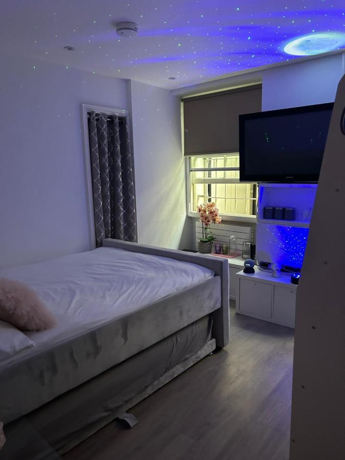 Beautiful Double In A Location Next To Various Tube Stations With Breakfast And Yoga Options Available On Site Londres