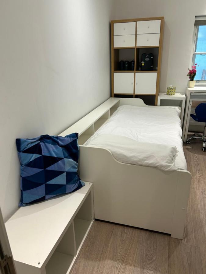 Quarto em Acomodações Particulares Beautiful Double In A Location Next To Various Tube Stations With Breakfast And Yoga Options Available On Site *