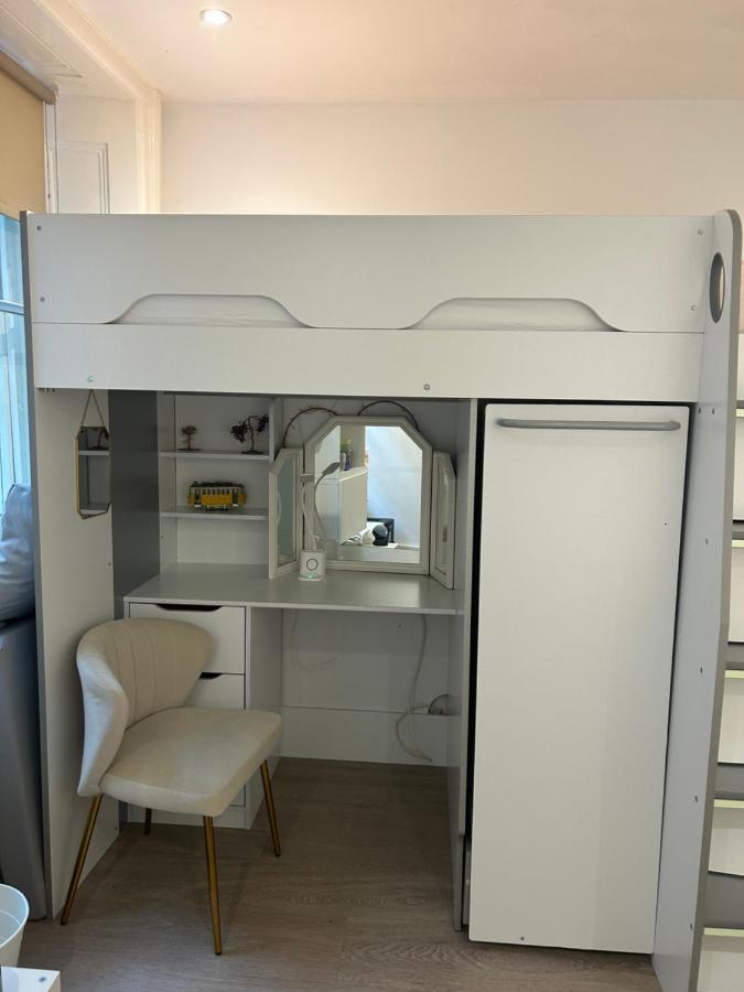 Beautiful Double In A Location Next To Various Tube Stations With Breakfast And Yoga Options Available On Site *