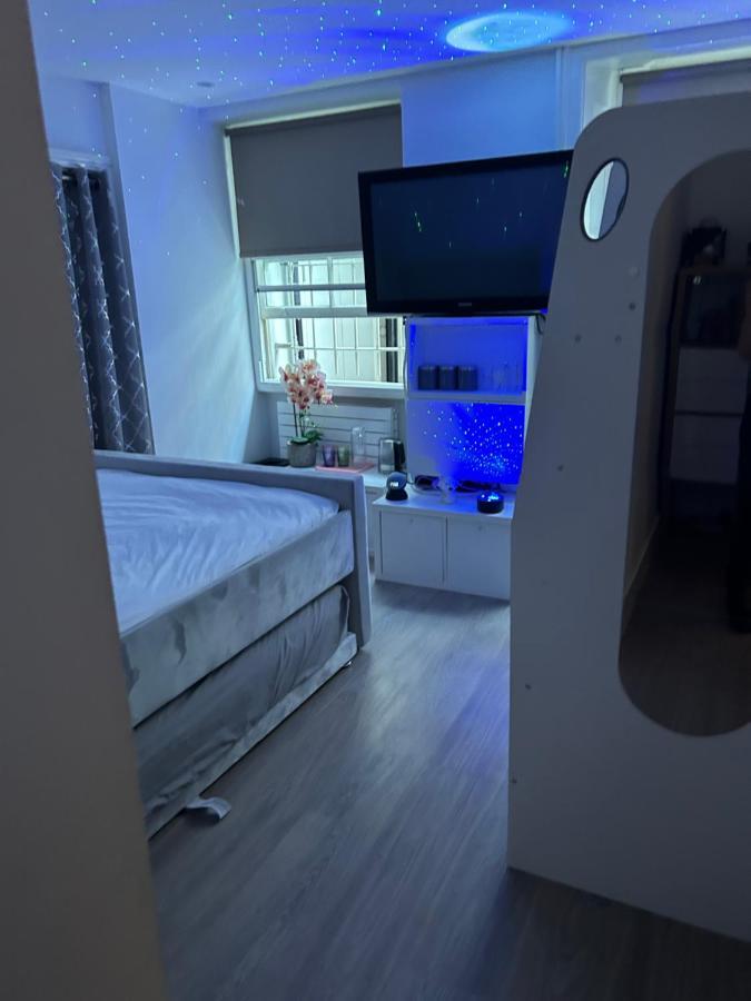 Quarto em Acomodações Particulares Beautiful Double In A Location Next To Various Tube Stations With Breakfast And Yoga Options Available On Site *