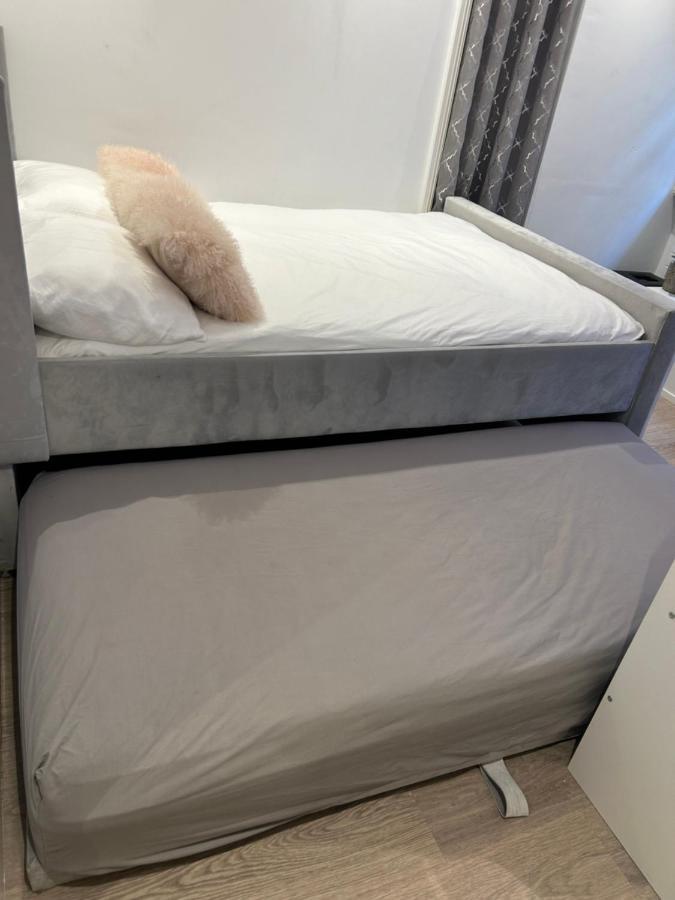 Beautiful Double In A Location Next To Various Tube Stations With Breakfast And Yoga Options Available On Site Quarto em Acomodações Particulares Londres