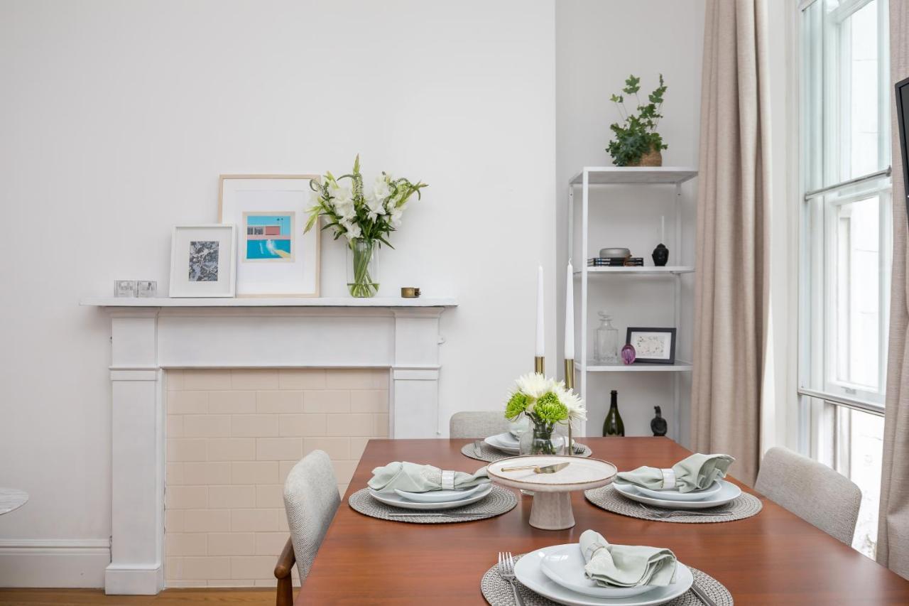 Light Filled With View Of Regents Park Apartment