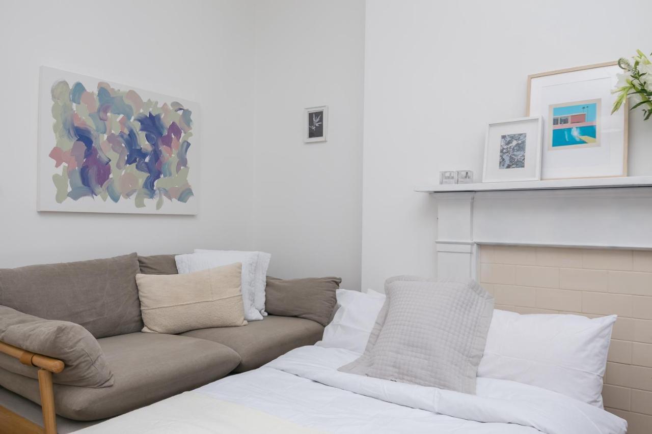 Apartment Light Filled With View Of Regents Park