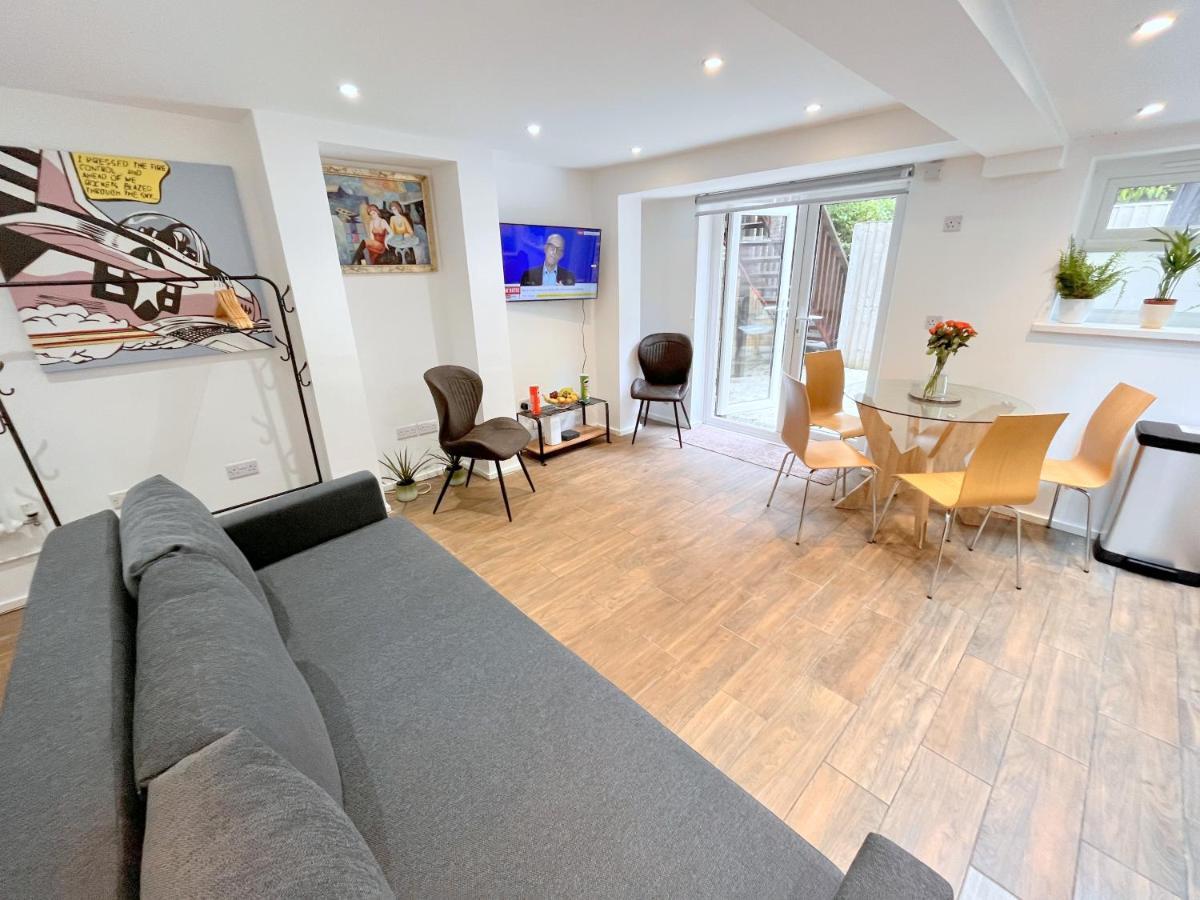 Apartamento Two Bedroom Flat With Private Patio In Battersea Londres