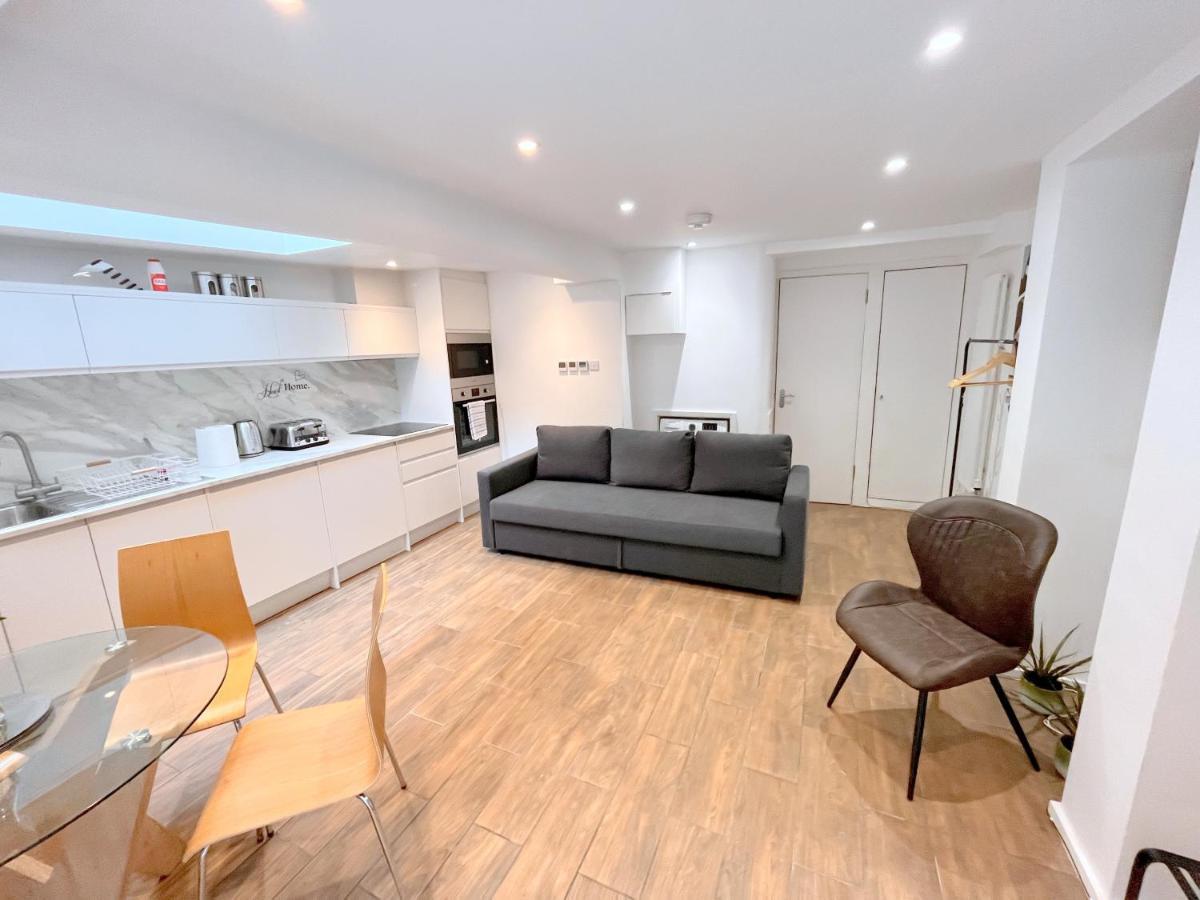 Two Bedroom Flat With Private Patio In Battersea * Londres