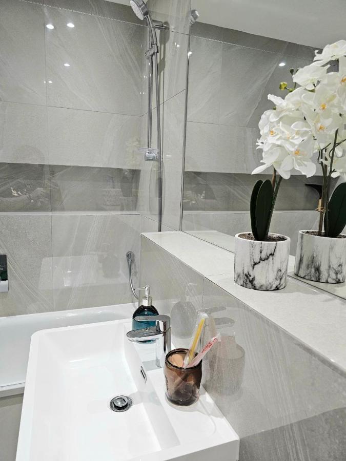 C2, Spacious 2 Bedroom Flat In Wembley Apartment London