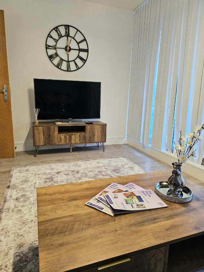 C2, Spacious 2 Bedroom Flat In Wembley Apartment London