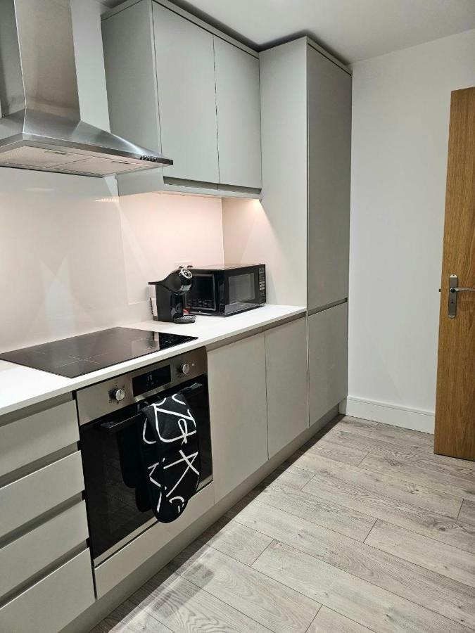 C2, Spacious 2 Bedroom Flat In Wembley Apartment London