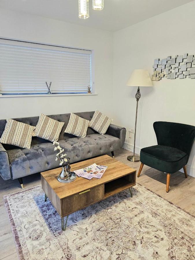 C2, Spacious 2 Bedroom Flat In Wembley Apartment