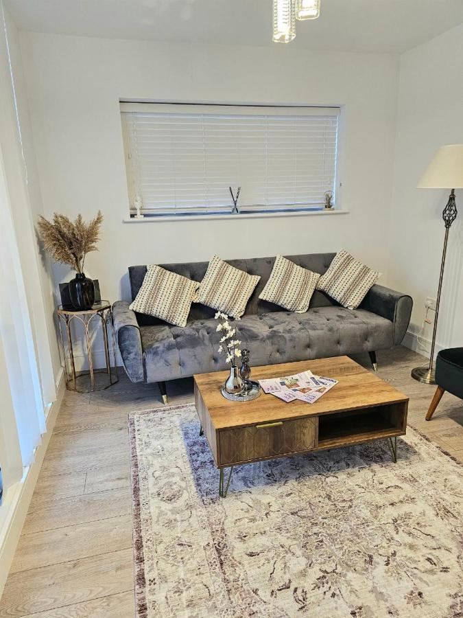 C2, Spacious 2 Bedroom Flat In Wembley Apartment *