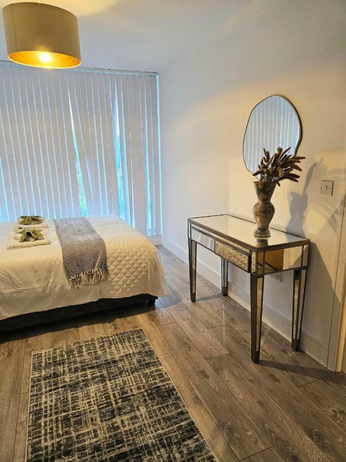 C2, Spacious 2 Bedroom Flat In Wembley Apartment *