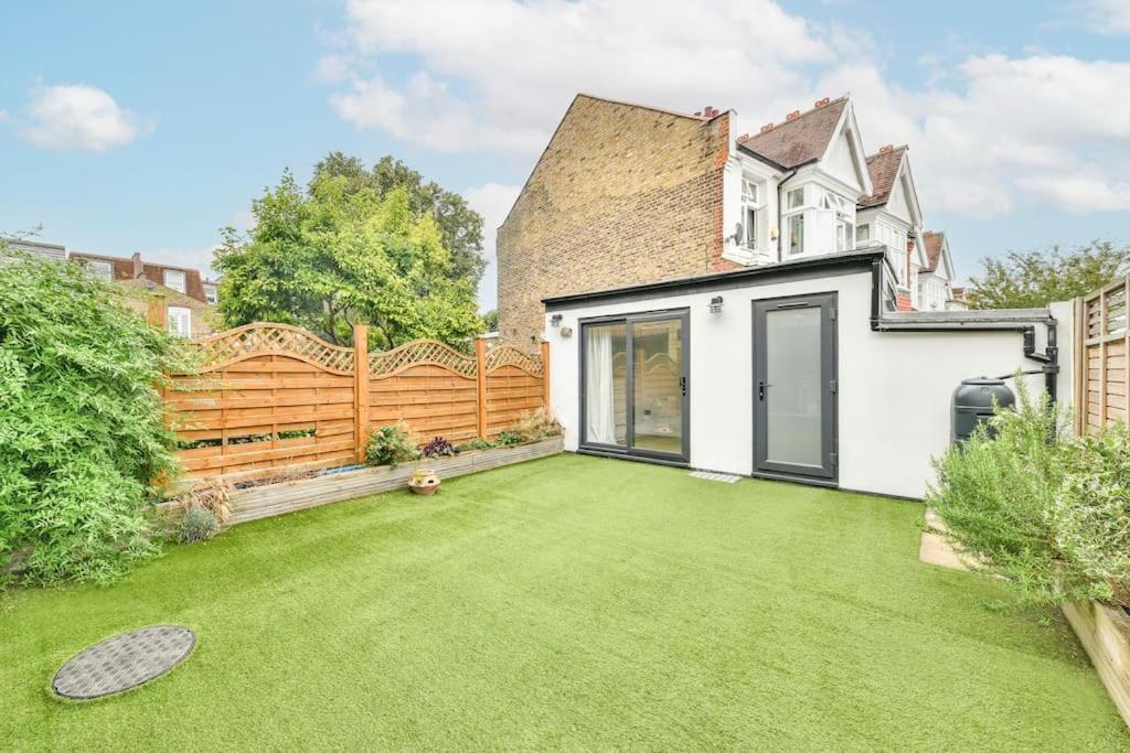 Spacious Family With Garden Hébergement de vacances Londres