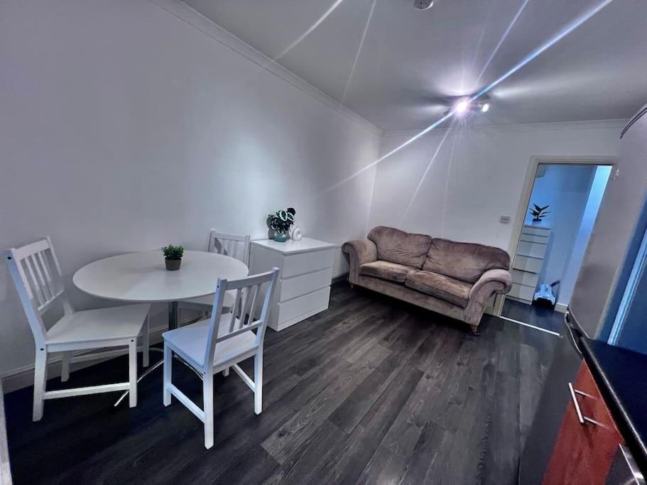 Flat 1, 419 Fulham, 2 Bedroom, 1 Bathroom Flat Apartment