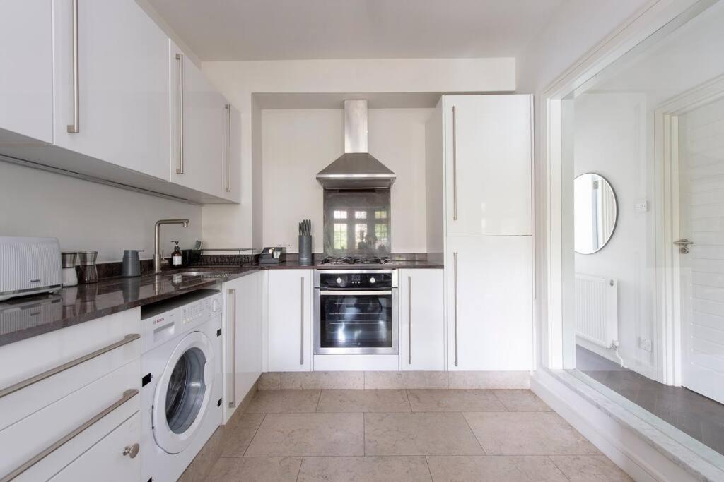 2 Bedroom Modern Urban Sanctuary 1cc - Cherrydeal