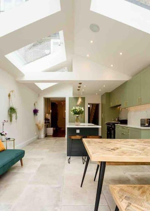 Whole House, Ensuite & Garden, 3 Bedrooms Сasa de vacaciones Londres