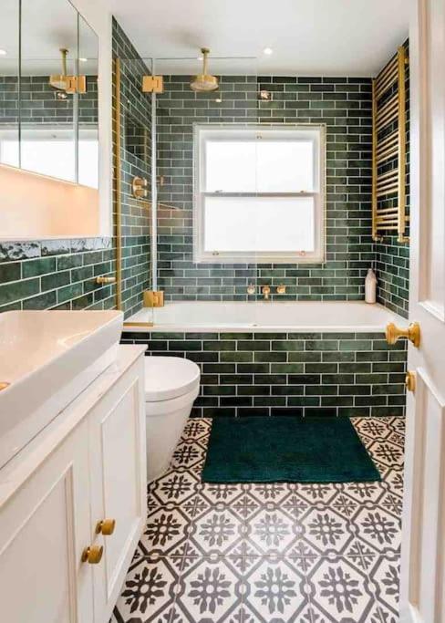 Whole House, Ensuite & Garden, 3 Bedrooms Сasa de vacaciones Londres