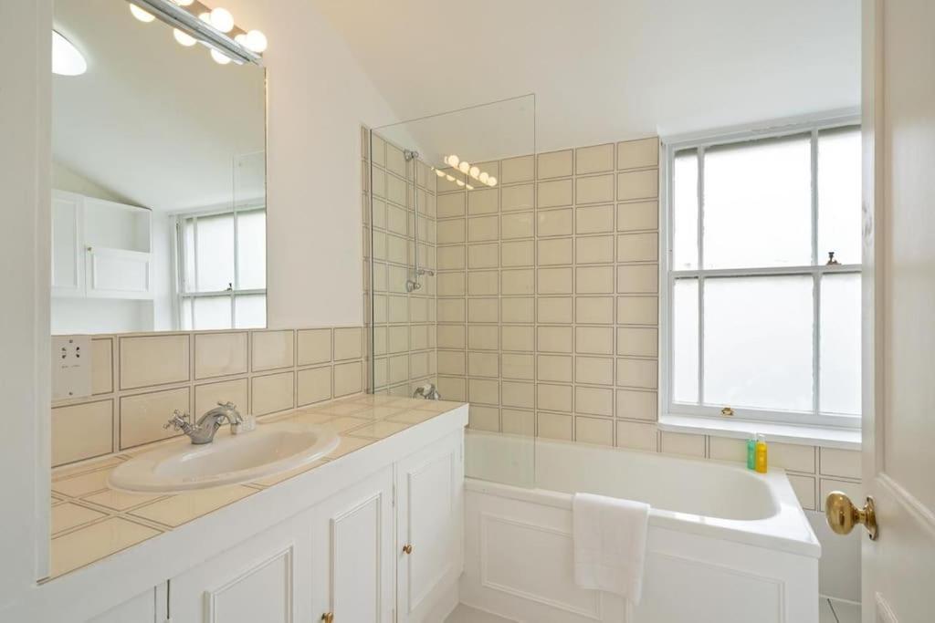 Beautiful Two Bedroom Maisonette In The Heart Of Chelsea Appartement