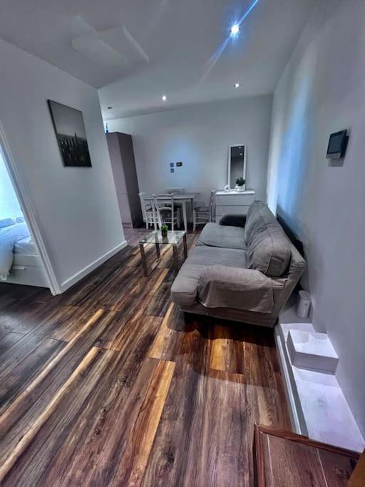 Flat 3, 417 Fulham, 2 Bedroom, 1 Bathroom Flat Apartment London