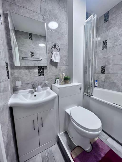 Apartment Flat 3, 417 Fulham, 2 Bedroom, 1 Bathroom Flat *