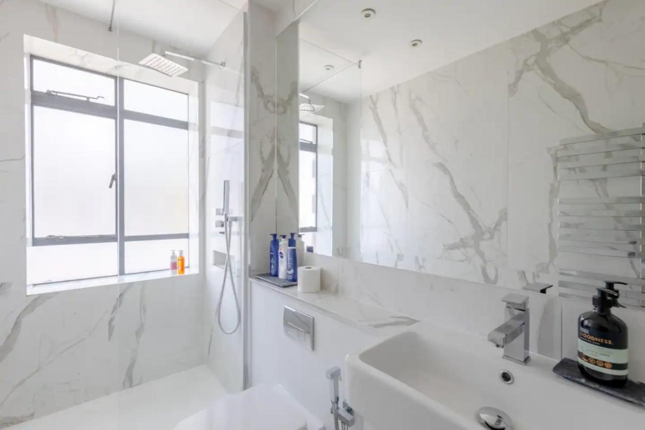 Apartamento Sleek & Stylish 1bd Flat W Balcony - Kings Road Londres