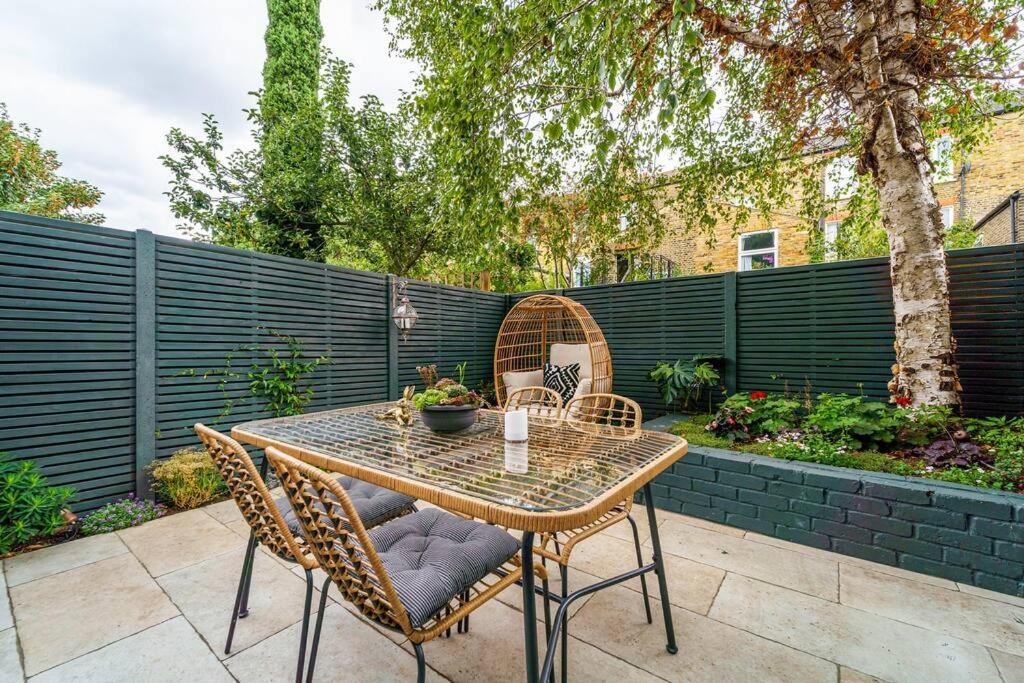 2 Bedroom Garden Flat Londres