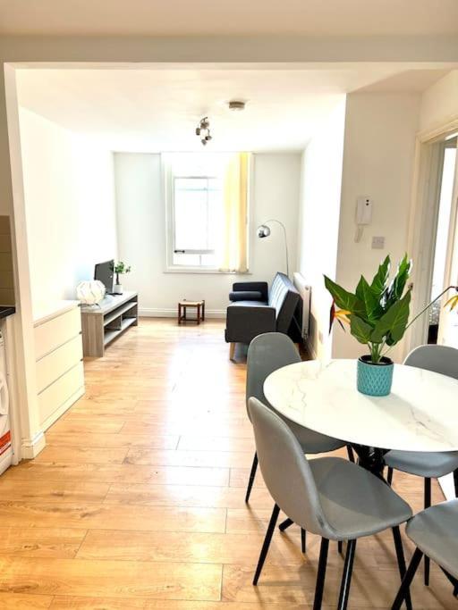 1 Bed Flat A Step To Emirates Stadium London