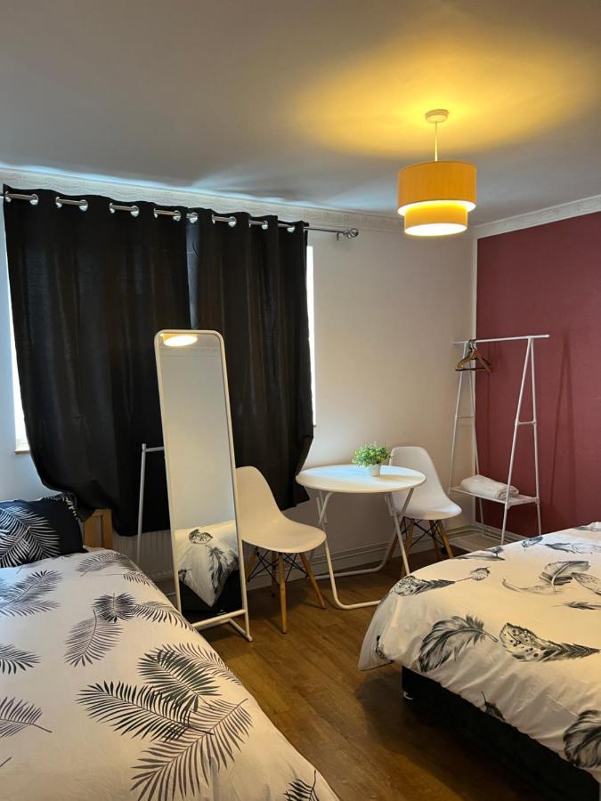 Séjour chez l'habitant Private With Two Beds Near