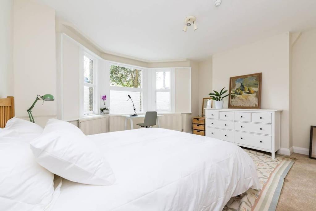 Spacious 2 Bed Garden Flat By The Thames+parking Appartement