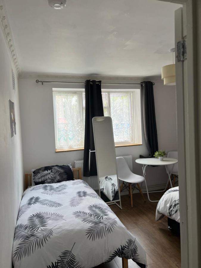 Private With Two Beds Near Séjour chez l'habitant