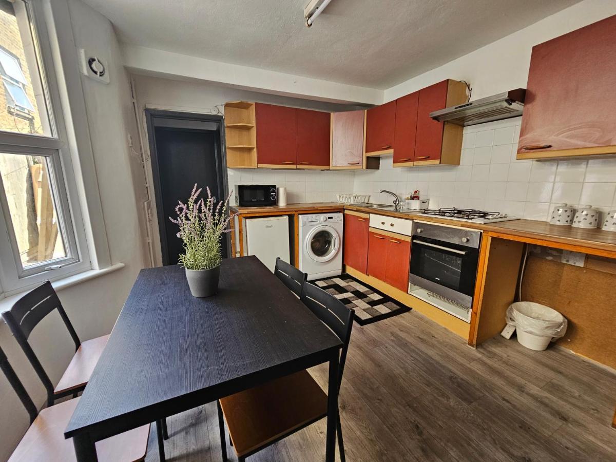 Homestay Family Near Queen Mary College