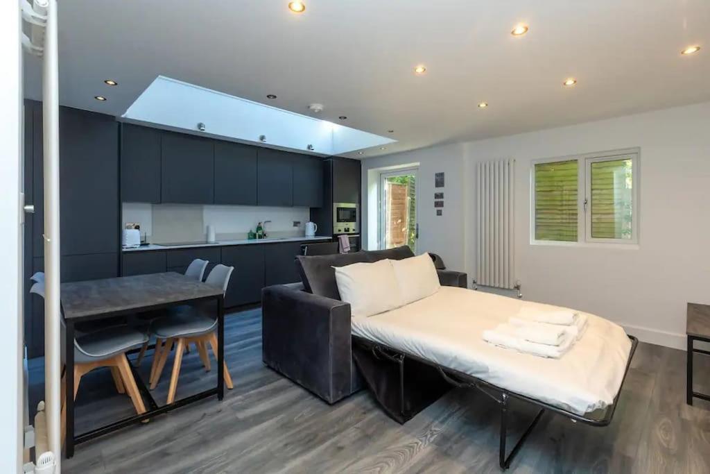 Stylish 2-bed Flat In The Heart Of West Hampstead Apartment