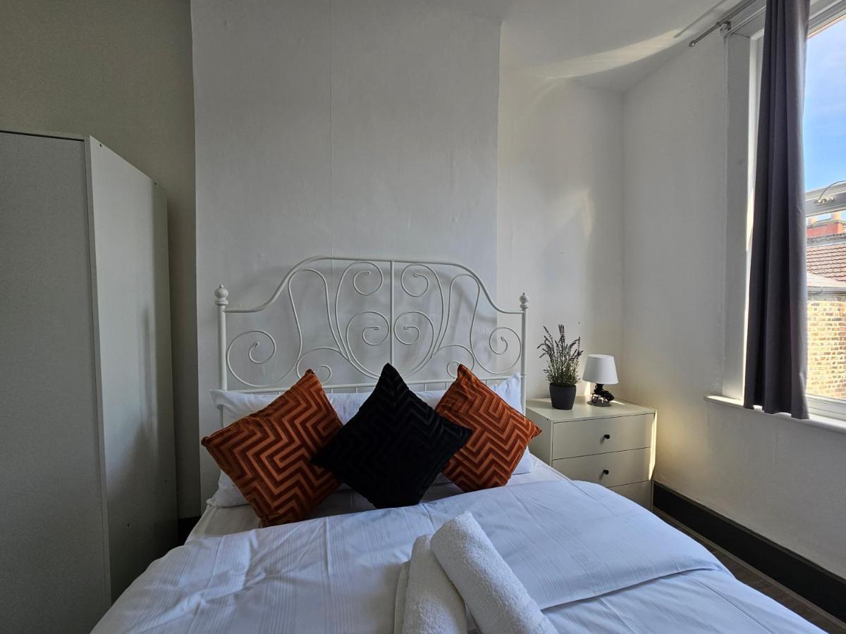 Homestay Family Near Queen Mary College