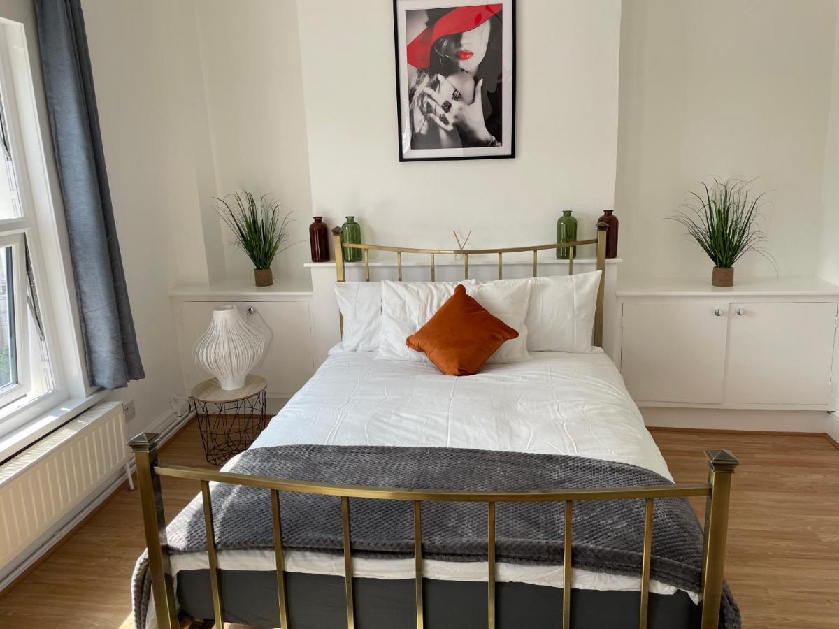 Large, Bright And Spacious 3 Bed Flat In * London