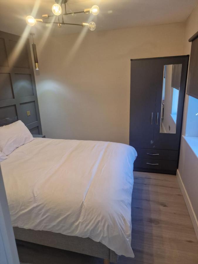 Apartment Collier's Wood En-suite London