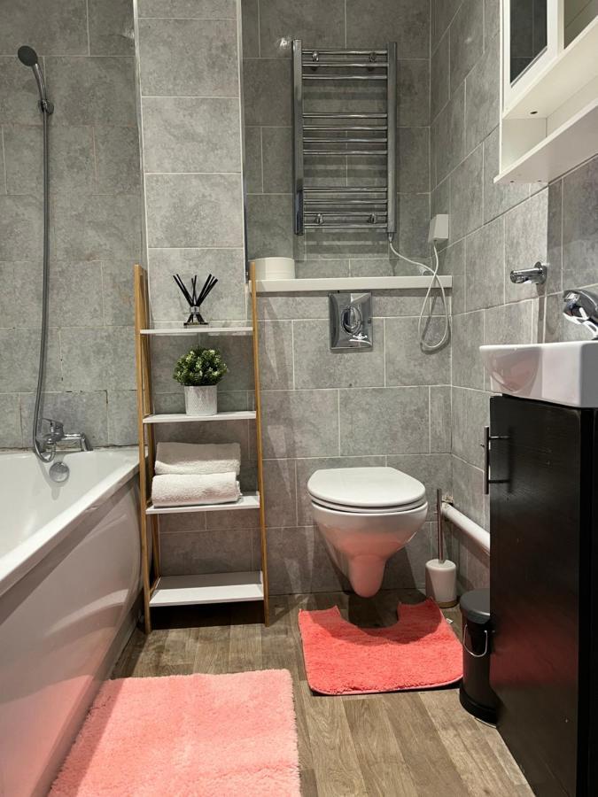 3 Bedroom Flat In King's Cross, St Pancras's. 2 Minutes To Euston. *